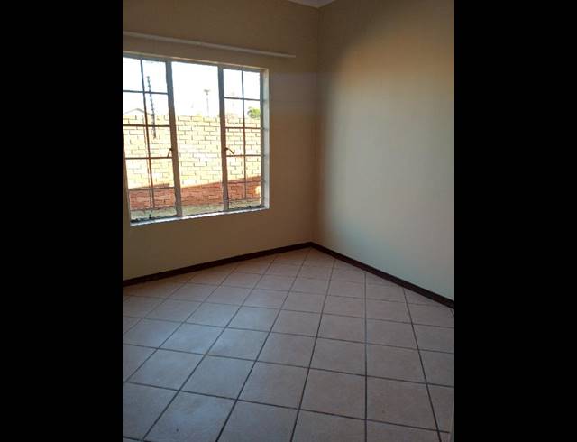 2 BEDROOM PROPERTY TO RENT IN MOOIKLOOF RIDGE ESTATE